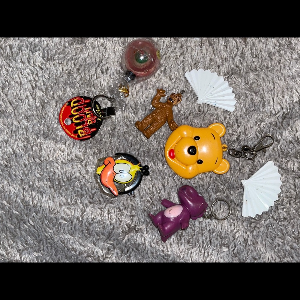 Random character keychains with two seashell pins